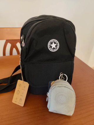 Conjunto Mochila Bandolera Negra y Monedero Verde