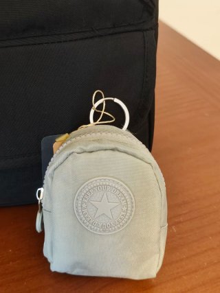 Conjunto Mochila Bandolera Negra y Monedero Verde