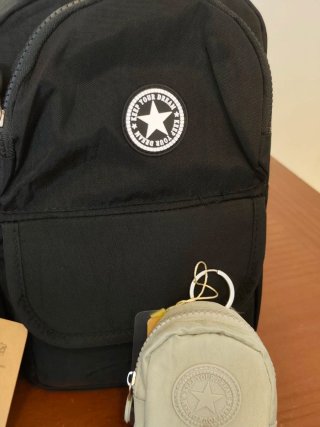 Conjunto Mochila Bandolera Negra y Monedero Verde