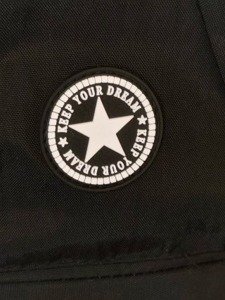 Conjunto Mochila Bandolera Negra y Monedero Verde