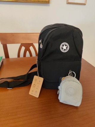 Conjunto Mochila Bandolera Negra y Monedero Verde