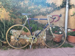 Bicicleta de carretera azul