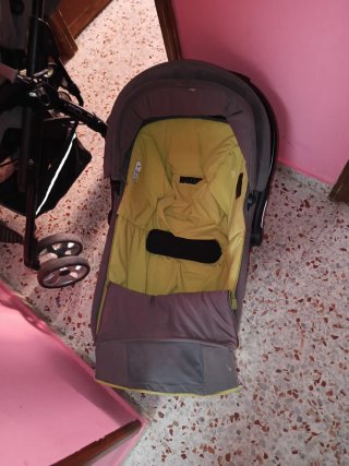 Carro de bebé gris y amarillo