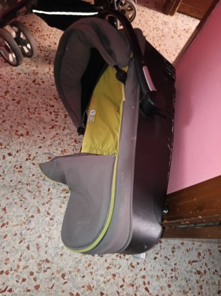 Carro de bebé gris y amarillo
