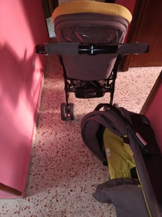 Carro de bebé gris y amarillo