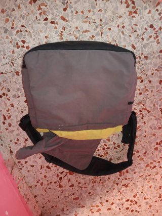 Carro de bebé gris y amarillo