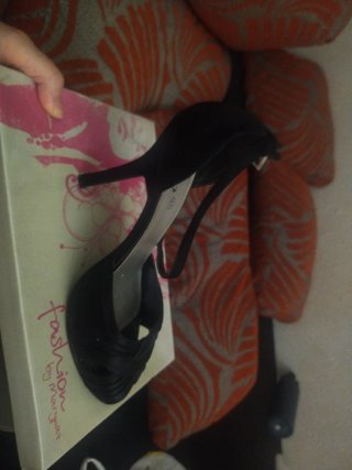 Zapatos de tacón negros, un solo uso