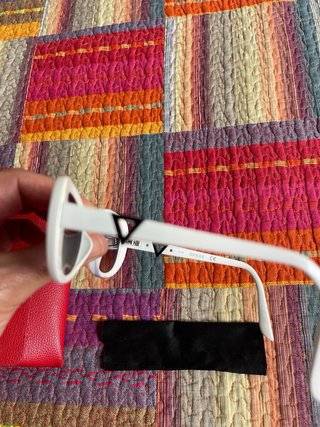 Gafas Guess Blancas con Estuche Rojo