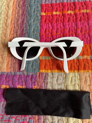Gafas Guess Blancas con Estuche Rojo