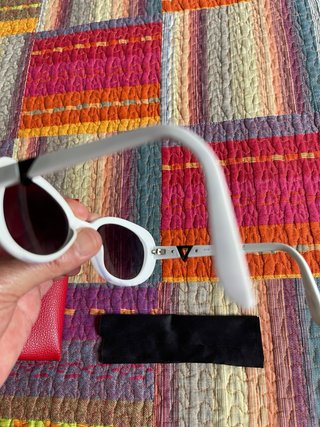 Gafas Guess Blancas con Estuche Rojo