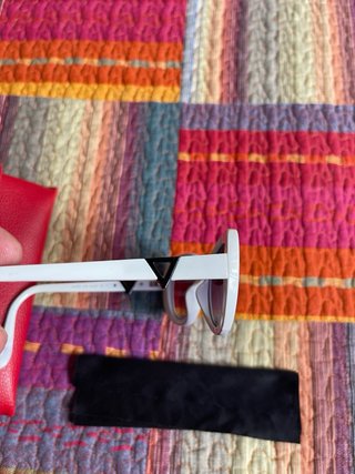 Gafas Guess Blancas con Estuche Rojo