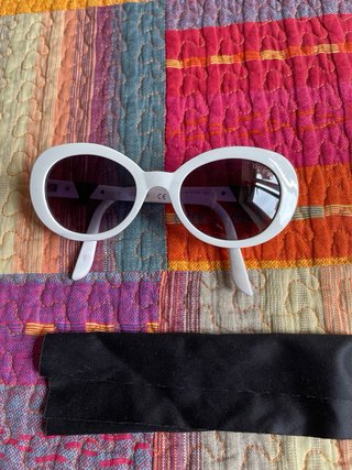 Gafas Guess Blancas con Estuche Rojo