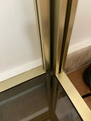 Mesa auxiliar cristal y metal dorada