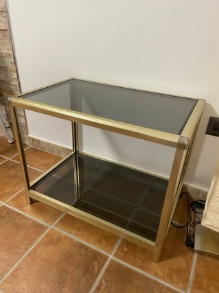 Mesa auxiliar cristal y metal dorada