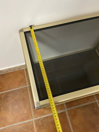 Mesa auxiliar cristal y metal dorada