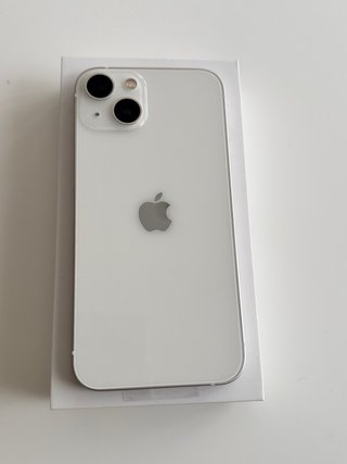 iPhone 13 128 GB color blanco.