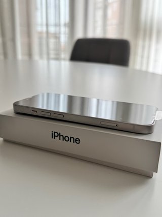 iPhone 13 128 GB color blanco.