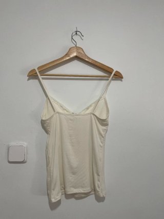 Top lencero blanco roto con encaje