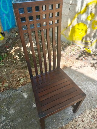 Silla de madera robusta, tengo 7 de estas