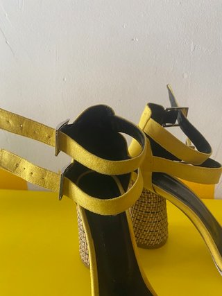 Sandalias de tacón alto blancas y amarillas