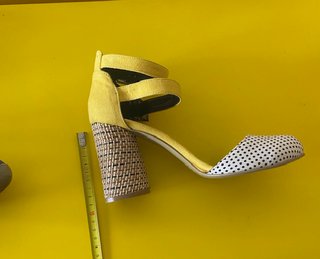 Sandalias de tacón alto blancas y amarillas