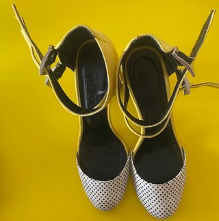 Sandalias de tacón alto blancas y amarillas