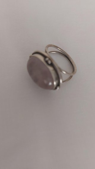 Anillo con piedra rosa ovalada cabujón estilo boho