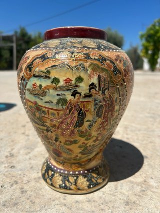 Jarrón de cerámica con diseño oriental
