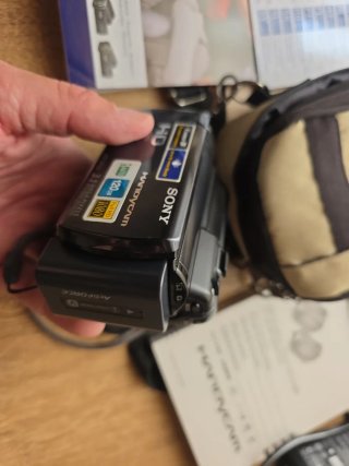 VIDEOCAMARA SONY HDR-XR155, con funda de regalo.