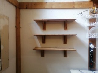 Estanterías de madera de pino