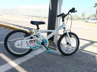 Bicicleta infantil Decathlon blanca y azul