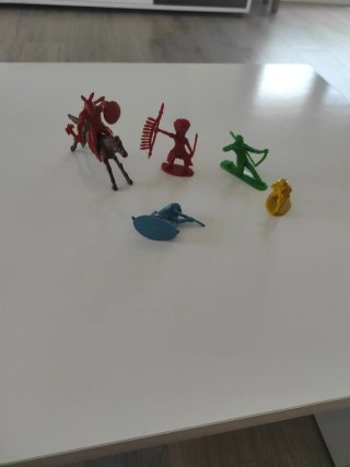 Soldaditos de juguete indios y vaqueros