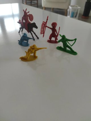 Soldaditos de juguete indios y vaqueros