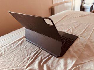 iPad Pro 12.9 6ª Gen 256GB Wi-Fi Plata con teclado
