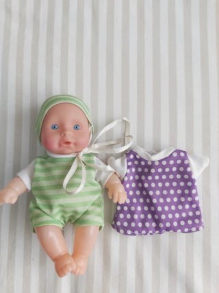 Muñeco bebé con ropa a rayas y vestido