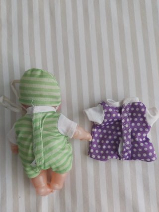 Muñeco bebé con ropa a rayas y vestido