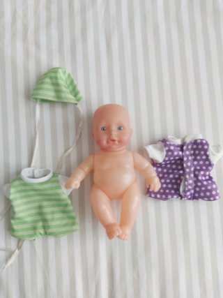 Muñeco bebé con ropa a rayas y vestido