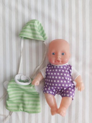 Muñeco bebé con ropa a rayas y vestido