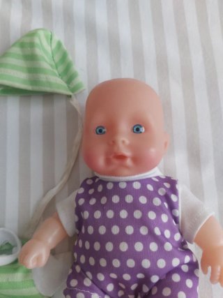 Muñeco bebé con ropa a rayas y vestido