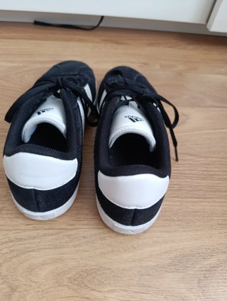 Zapatillas Adidas Negras y Blancas