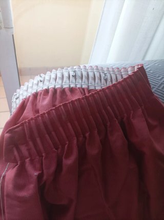 Cortinas rojas y blancas de tela