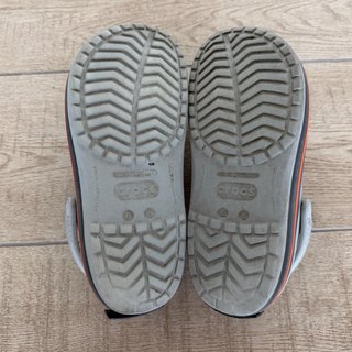 Crocs grises con detalles naranja