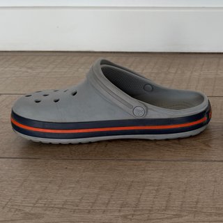 Crocs grises con detalles naranja
