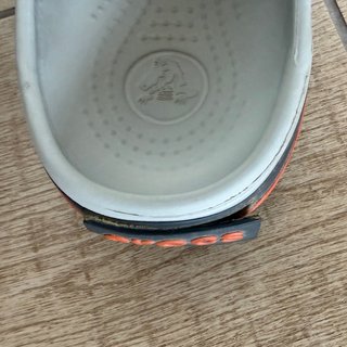 Crocs grises con detalles naranja