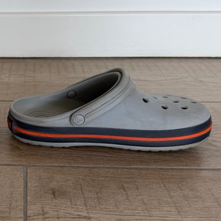 Crocs grises con detalles naranja