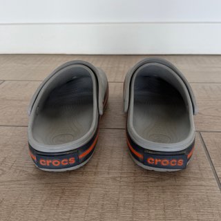 Crocs grises con detalles naranja