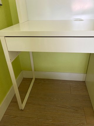 Escritorio blanco con silla amarilla de Ikea