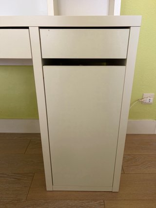 Escritorio blanco con silla amarilla de Ikea