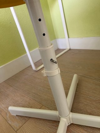 Escritorio blanco con silla amarilla de Ikea