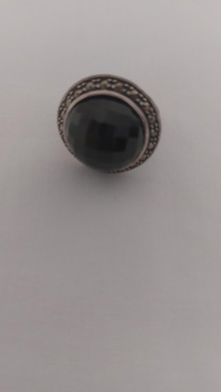 Anillo plateado con piedra negra grande